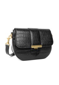 Borsa a tracolla nera in pelle ecologica effetto coccodrillo con forma arrotondata, dettagli in metallo dorato e chiusura a pattina; superficie testurizzata con motivo impresso.