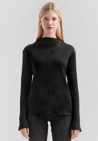 Zwart geribd langermig shirt met een hoge halslijn. De textuur is glad, met een nauwsluitend ontwerp en wijde manchetten.