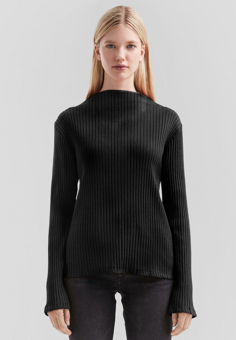 Zwart geribd langermig shirt met een hoge halslijn. De textuur is glad, met een nauwsluitend ontwerp en wijde manchetten.