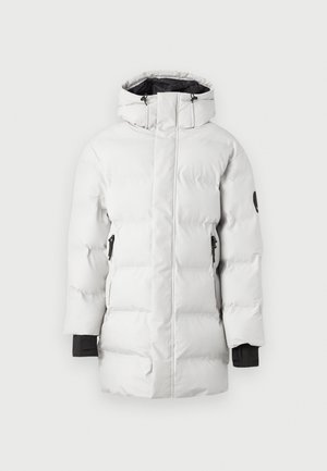 Lungo cappotto invernale imbottito bianco con cappuccio, polsini interni neri e tasche laterali con zip, esposto su uno sfondo semplice.