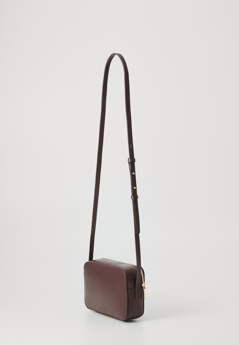 Burgunderfarbene Umhängetasche mit rechteckiger Form, glattem Kunstledermaterial, goldfarbener Reißverschluss und einem langen, verstellbaren Träger.