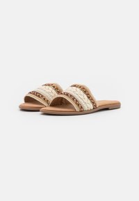Beige vävda slidesandaler med texturerade tygremmar och flerfärgade accenter samt en platt, brun sula. Enkel design med öppen tå.
