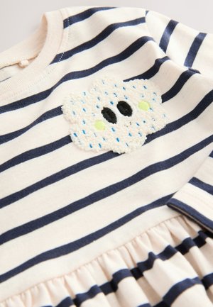 Vestido rosa claro con rayas horizontales azul marino. Presenta un aplique de nube esponjosa con ojos negros y detalles verdes, cintura fruncida y cuello acanalado.