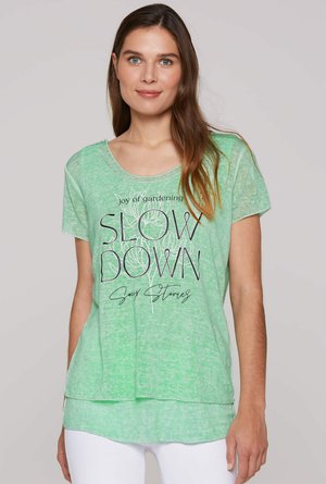 Hellgrünes, kurzärmliges T-Shirt aus weichem Material mit lässigem Schnitt, rundem Ausschnitt und bedrucktem Textdesign auf der Vorderseite.