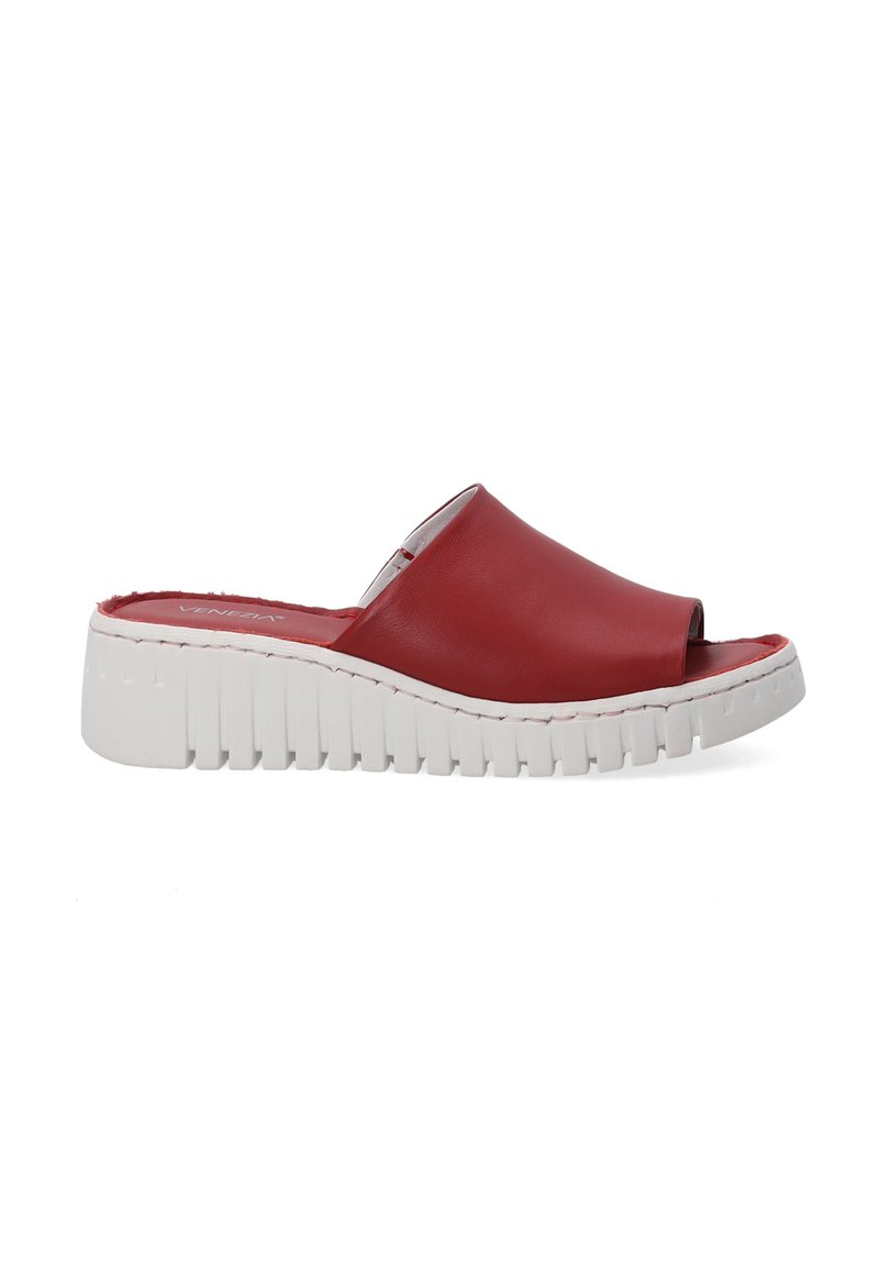 Rode leren slidesandalen met een open teenontwerp, accentueert door een dikke witte geribbelde zool. Gladde textuur en minimale stiksels.