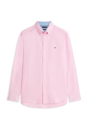 Jasnoróżowa koszula na długi rękaw z guzikami, kołnierzykiem zapinanym na guziki i małym logo na lewej piersi na białym tle.