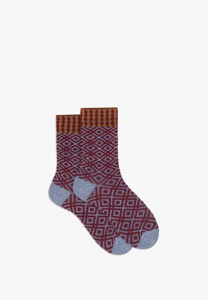 Un paio di calzini alla caviglia con motivi a rombi rossi e blu, talloni e punte blu, e polsini rigati marroni con un design a strisce verticali.
