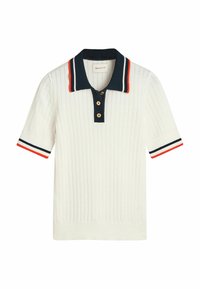 Camisa polo blanca con estilo acanalado y cuello azul marino, que presenta acentos a rayas rojas y azules marino en las mangas y una tapeta de tres botones. Material de mezcla de algodón.