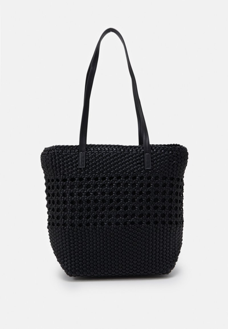 Sac fourre-tout tissé noir avec de longues anses en cuir et un design ouvert sur le dessus, avec un motif texturé et une bande décorative au milieu.
