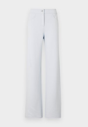 Pantalon large bleu clair en tissu doux, avec fermeture à bouton, passants de ceinture et deux poches latérales. Texture lisse et design simple.