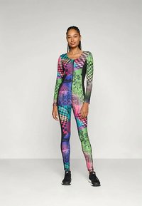 Body cu mânecă lungă, multi-culoare, cu un amestec de modele, inclusiv designuri în carouri și abstracte, fabricat dintr-un material elastic.