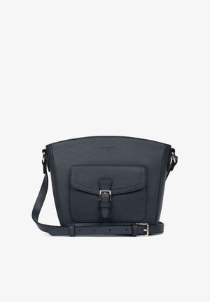 Borsa a tracolla in pelle blu scuro con una forma strutturata. Presenta una tasca frontale con pattina e chiusura a fibbia, oltre a una tracolla regolabile.