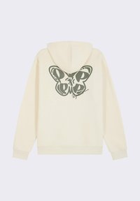 Sudadera crema con un gran gráfico de mariposa verde en la parte posterior, con contornos audaces y letras estilizadas. Tejido suave y bolsillo tipo canguro.