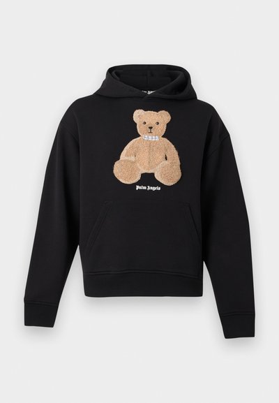 Zwarte hoodie met een reliëfachtig teddybeerontwerp met een witte kraag, een voorvak en kleine tekst "Palm Angels" onder de beer.