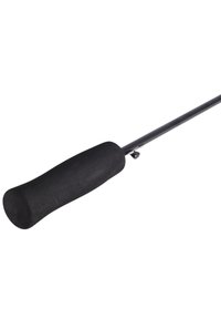 Una canna da pesca nera con un manico liscio e cilindrico e una impugnatura texturizzata. Il corpo della canna è snello e dritto, si estende fino a una punta appuntita.