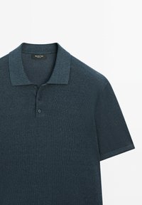 Tmavě modré polo tričko s krátkým rukávem vyrobené z texturované látky. Obsahuje klasický límec a zapínání na tři knoflíky. Značka: Massimo Dutti.