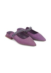 Mules de ante morado con punta afilada, que presentan una tira decorativa de strass y un tacón bajo en bloque. Textura suave en toda la superficie.