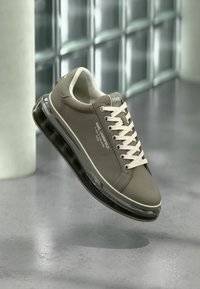 Sélectionné, light khaki