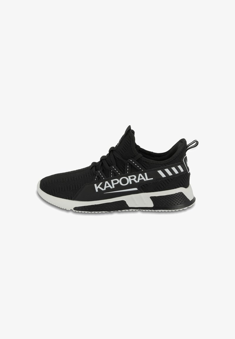 Chaussure de sport noire avec un dessus en tricot texturé, logo blanc et semelle prononcée. Comprend des accents blancs contrastants et une boucle de traction à l'arrière.