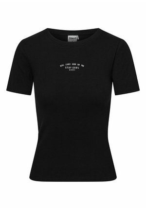 Czarny t-shirt z krótkim rękawem z prążkowanej tkaniny o dopasowanym kroju. Zawiera biały nadruk z tekstem "REAL LOOKS GOOD ON YOU STAY COOL."