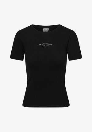 Czarny t-shirt z krótkim rękawem z prążkowanej tkaniny o dopasowanym kroju. Zawiera biały nadruk z tekstem "REAL LOOKS GOOD ON YOU STAY COOL."