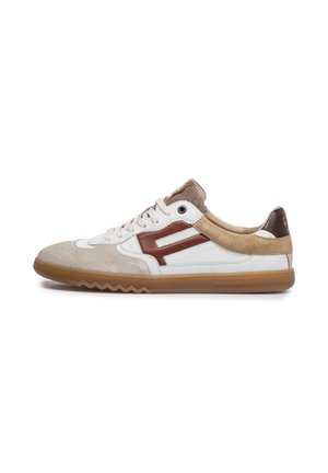 Lage sneaker met wit leer, beige suède neus, bruine leren zijaccent en gumzool op een witte achtergrond, naar rechts gericht.