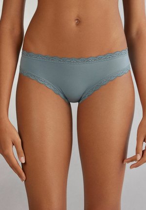 Zachte, lichtblauwe bikini onderkant met een delicate kanten rand langs de tailleband en beenopeningen, gemaakt van een gladde, rekbare stof.