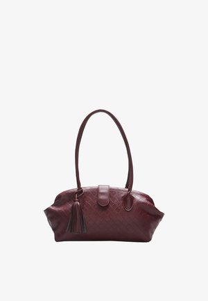 Friends Like These, SHOULDER BOWLER BAG WITH CHARM - Håndtasker - burgundy red weave