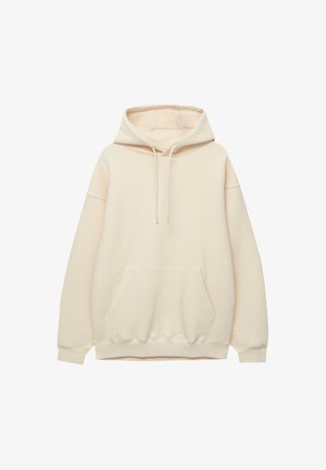 Pullover hoodie i cremefarve med frontlomme til hænder, snoretræk i hætten samt ribbet kant og manchetter, vist på hvid baggrund.