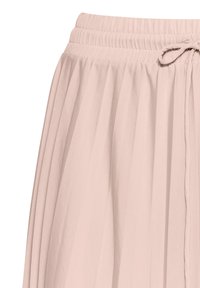 Světlá růžová plisovaná sukně s elastickým pasem a nastavitelným stahováním. Hladká textura látky s vertikálními sklady pro plynulost.