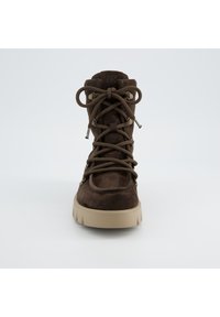 Bottine en daim marron avec bout rond, laçage frontal, col rembourré et semelle en caoutchouc beige. Comprend des œillets en métal et des accents texturés.