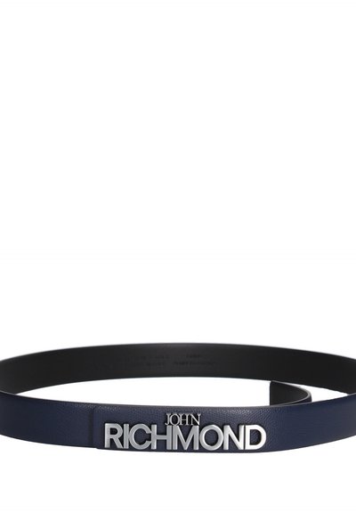 Ceinture en cuir bleu marine avec une grande boucle en métal argenté "JOHN RICHMOND", détachée et posée à plat sur fond blanc.