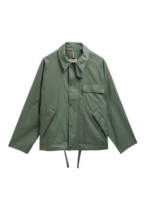 Πράσινο και καφέ μικρό καρό μπουφάν με γιακά, μπροστινά κουμπιά, θήκη στο στήθος με καπάκι, δύο πλαϊνές τσέπες και κορδόνια στη μέση.