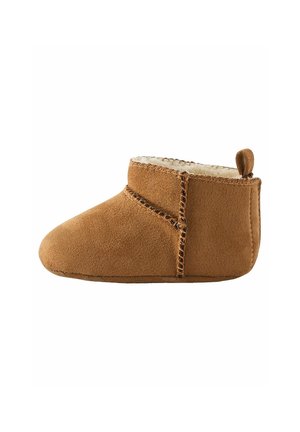 Chausson bébé en suède marron doux avec doublure polaire blanche et détails de couture, conçu pour la chaleur et le confort.
