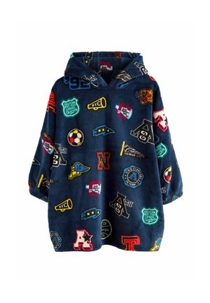 Navyblauer Fleece-Hoodie mit einer Vielzahl bunter Sport-Patches, darunter Logos, Pokalsymbole und Zahlen, mit einer großen Fronttasche.