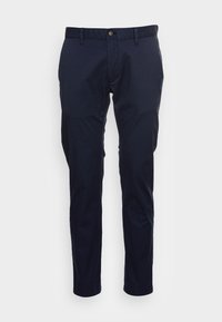 Chinos bleu marine en tissu coton lisse, présentant une coupe classique, une fermeture à bouton sur le devant et deux poches latérales. Design minimaliste.