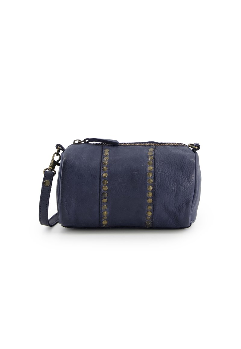 Kosmetiktasche aus marineblauem Leder in runder Form, mit goldfarbenen Nietenakzenten und einem Reißverschluss. Enthält einen abnehmbaren Schultergurt.