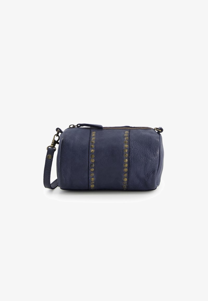 Kosmetiktasche aus marineblauem Leder in runder Form, mit goldfarbenen Nietenakzenten und einem Reißverschluss. Enthält einen abnehmbaren Schultergurt.