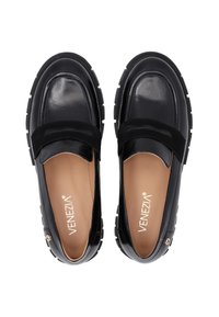 Zwarte leren loafers met een glanzende afwerking, rubberen zool en suède accentband. Voorzien van een beige voering en versierde logodetails.
