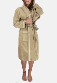 Beige Frottee-Bademantel mit Bindegürtel, zwei vorderen Taschen und gestreiften Akzenten an Kragen und Ärmelenden. Weiche Textur, knielang.
