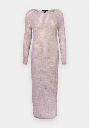 Długa sukienka z długim rękawem w jasnoróżowym kolorze, z teksturowanego dzianiny o luźnym splocie i subtelnym połysku, z szerokim dekoltem typu łódka.