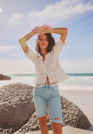 KNEE - REGULAR FIT - Jeans Shorts - bleach blue