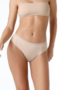 Top bikini bandeau beige e slip a vita media, realizzati in tessuto liscio con una leggera lucentezza, caratterizzati da una vita testurizzata e dettagli con logo.