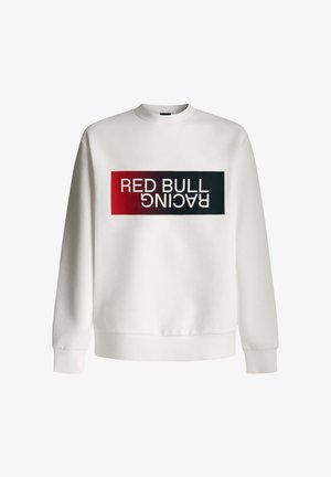 Bílá mikina s kulatým výstřihem, která zobrazuje obdélníkovou grafiku s textem "RED BULL RACING" napsaným tučným černým a červeným písmem.