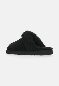 Sorte slideslippers med en blød, pelsagtig overdel og en tekstureret gummisål. Designet har åben tå og slip-on stil for nemt brug.