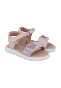 Sandalias de cuero rosa con una cinta brillante, acentos florales, correa de tobillo ajustable y suela gruesa blanca.