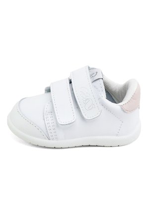 Zapato blanco para niño pequeño con dos tiras de velcro, forro interior suave, puntera redondeada y lengüeta del talón acolchada en rosa claro.