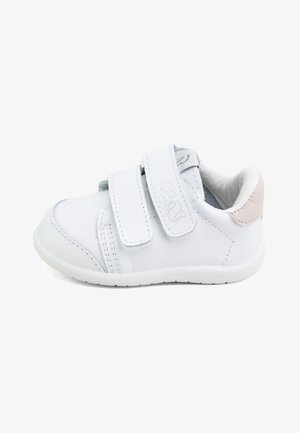 Zapato blanco para niño pequeño con dos tiras de velcro, forro interior suave, puntera redondeada y lengüeta del talón acolchada en rosa claro.
