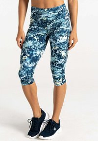 Capri-Leggings in einem blauen und türkisfarbenen abstrakten Muster mit hohem Taillenbund. Entworfen für Komfort mit einem weichen, dehnbaren Stoff.