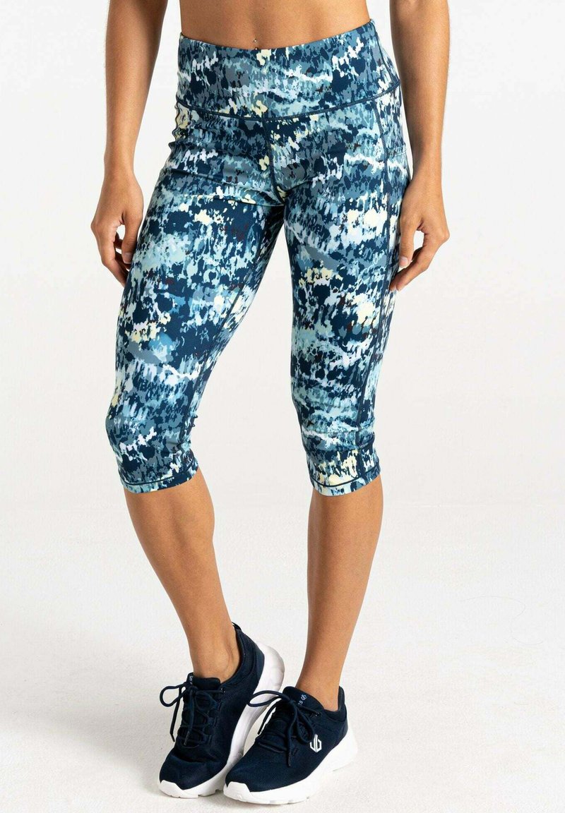 Capri-Leggings in einem blauen und türkisfarbenen abstrakten Muster mit hohem Taillenbund. Entworfen für Komfort mit einem weichen, dehnbaren Stoff.